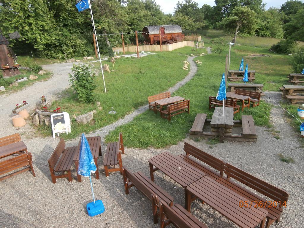 Le Chalet Du Chemin Et Sa Roulotte Berviller-en-Moselle Luaran gambar